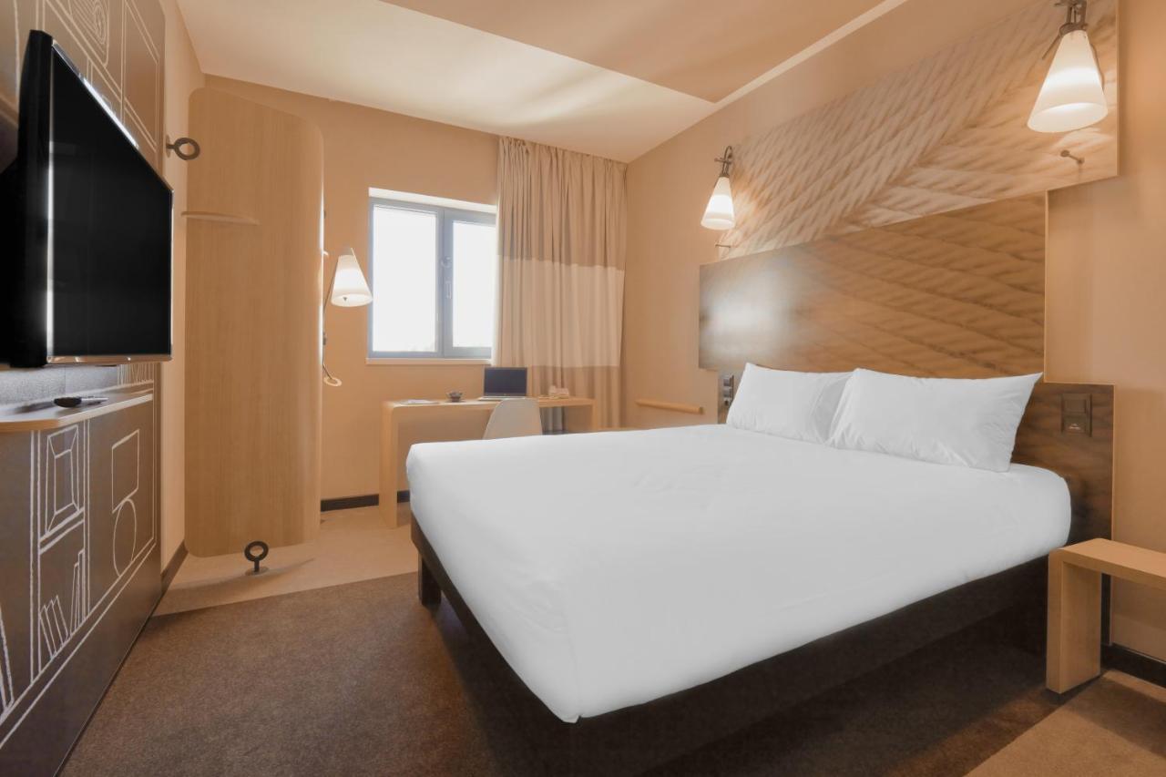 Hotel Ibis Aqtöbe Esterno foto