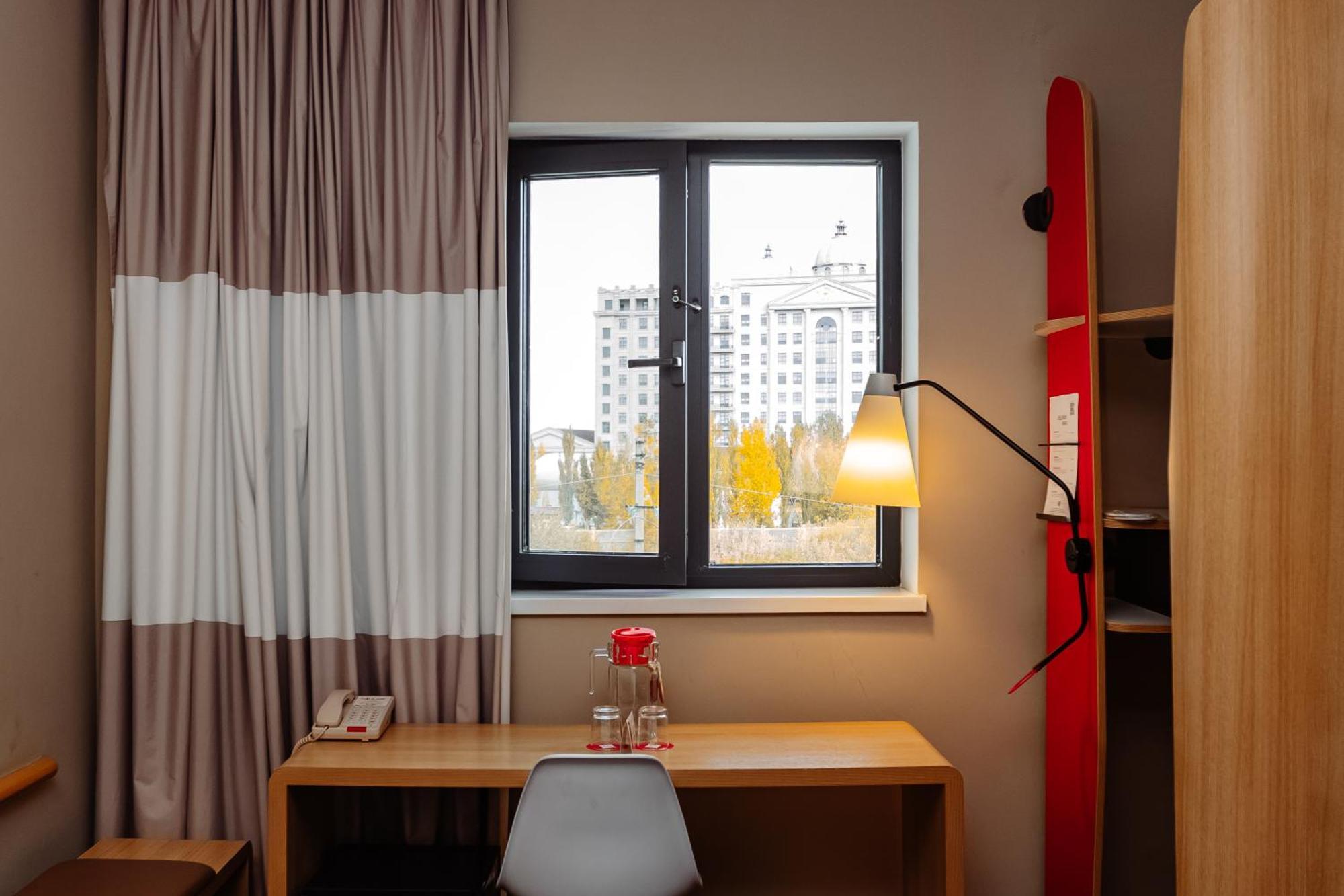 Hotel Ibis Aqtöbe Esterno foto
