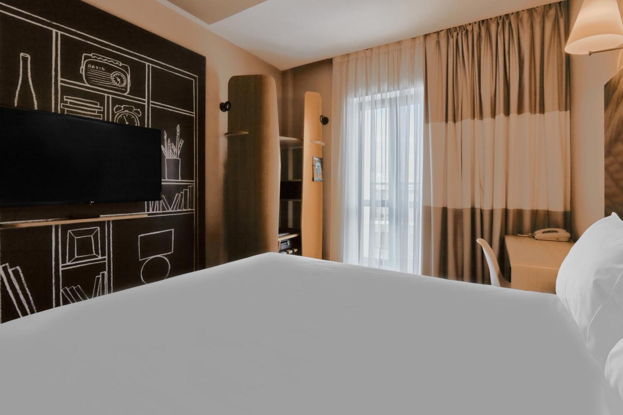 Hotel Ibis Aqtöbe Esterno foto